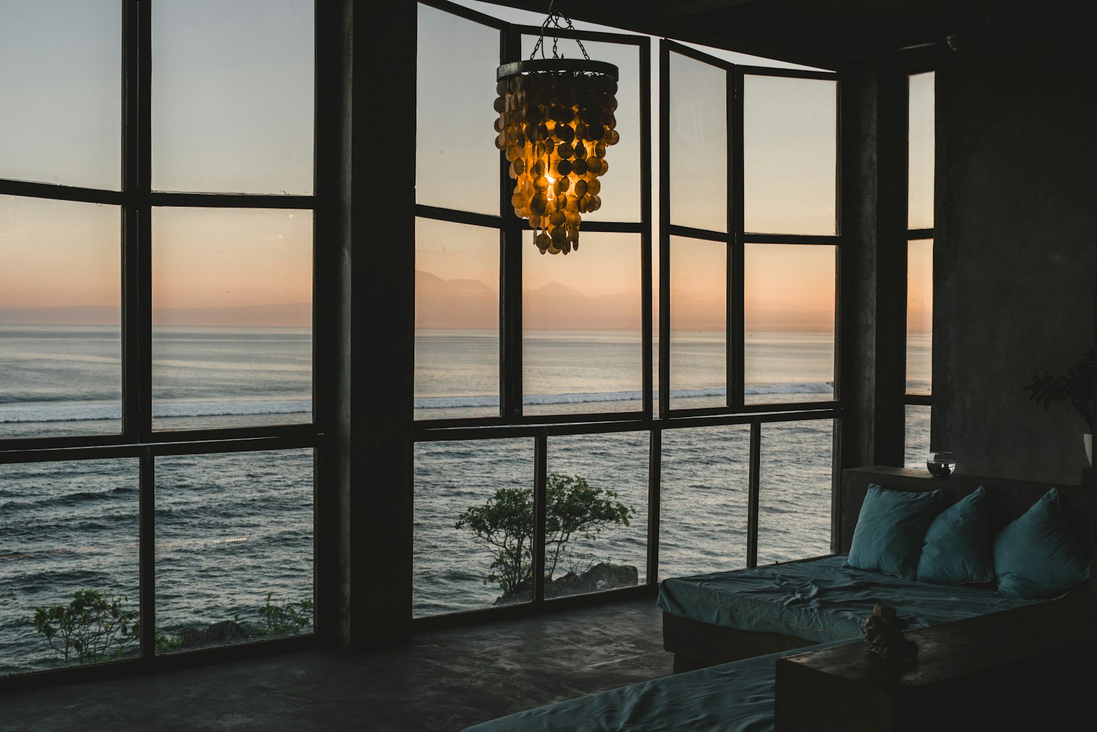 Interior de lujo al atardecer con inteligencia ambiental